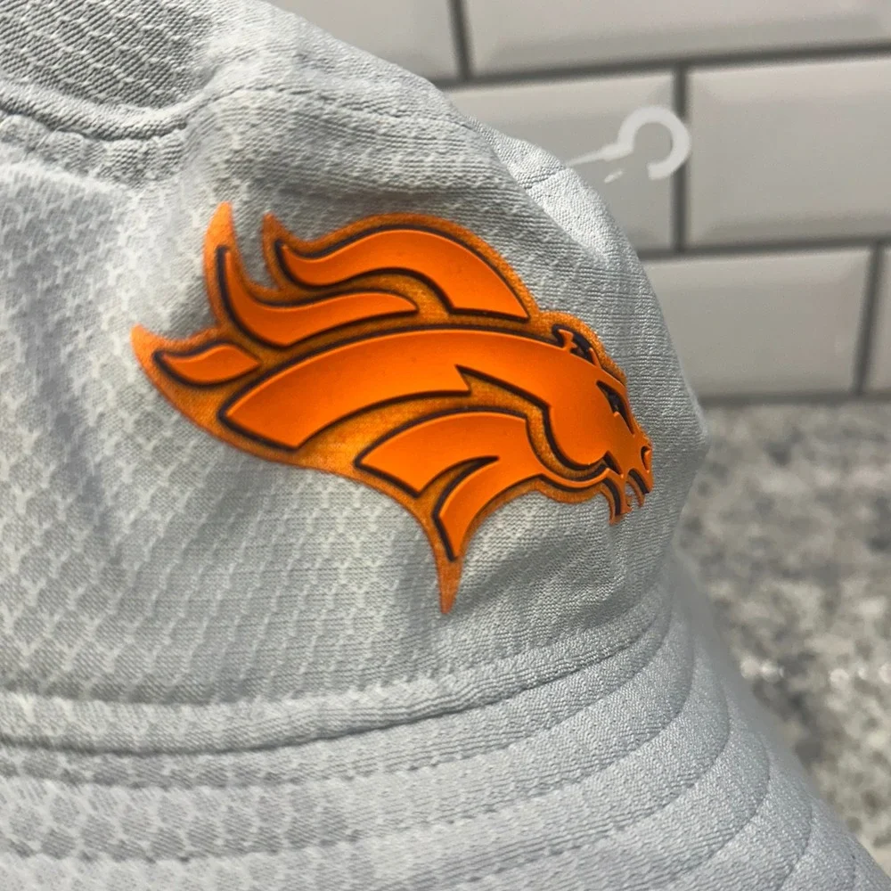 New Era Mens S/M Bucket Hat Grey Denver Broncos NFL Equipment Training Sideline
